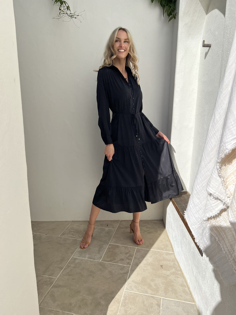 black maxi dress curve plus size front view long