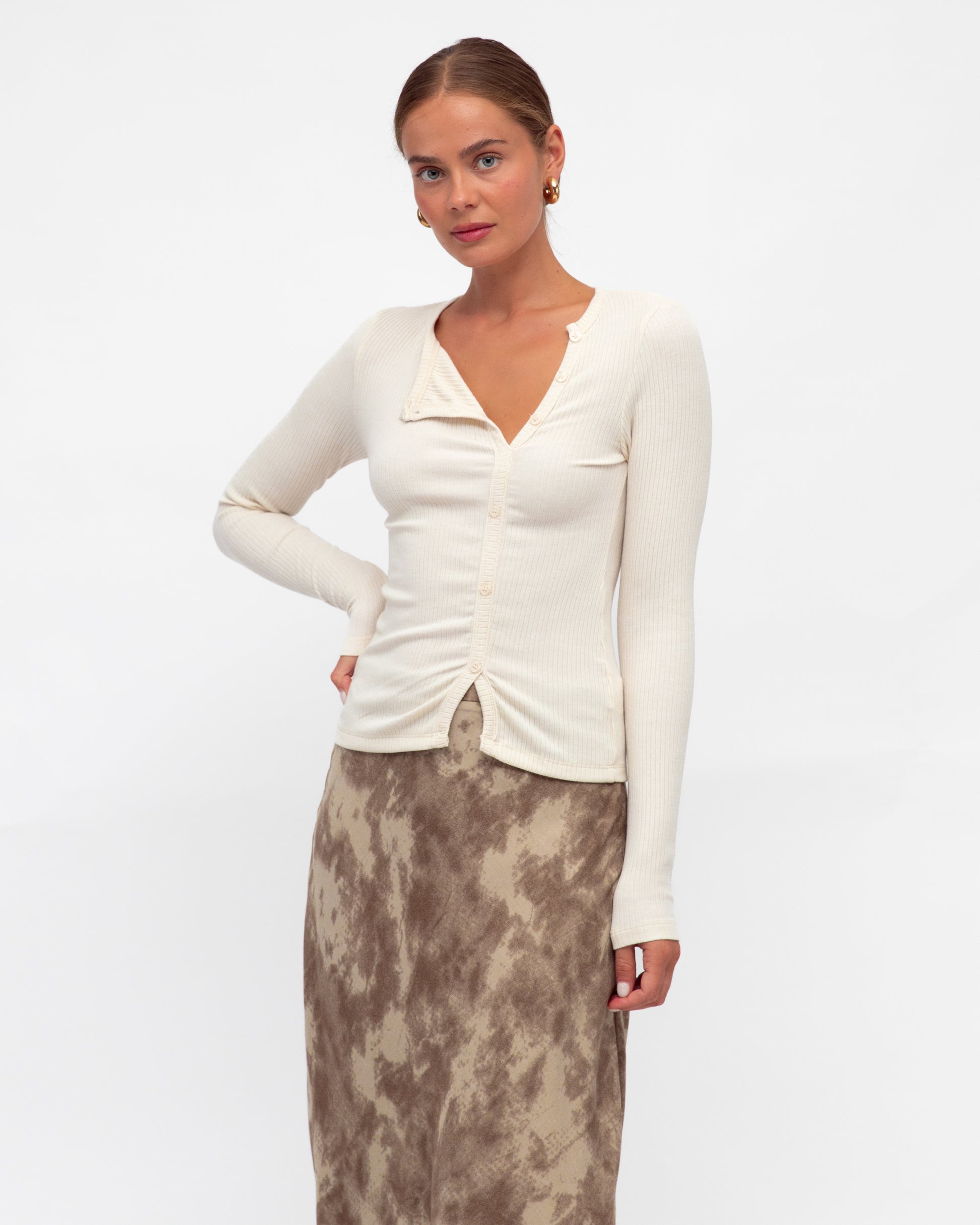 asymmetric long slevee cardi top with buttons details
