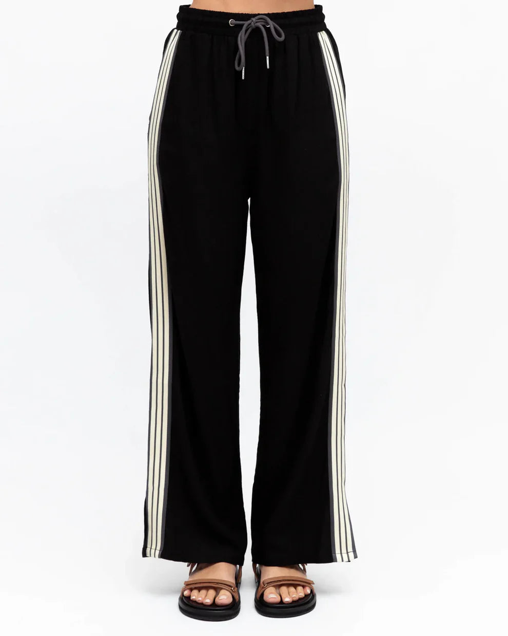Tailored Lola pant with a sleek design, perfect for both professional and casual wear with drawstring waist 