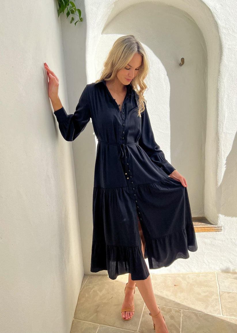 black maxi dress curve plus size front view close up